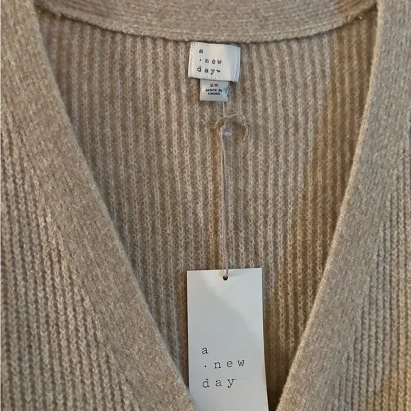 TAN LADIES SWEATER. - Picture 3 of 5